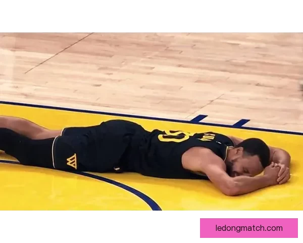 勇士官方：库里完成全队对抗训练 本周末将进行伤情重新评估